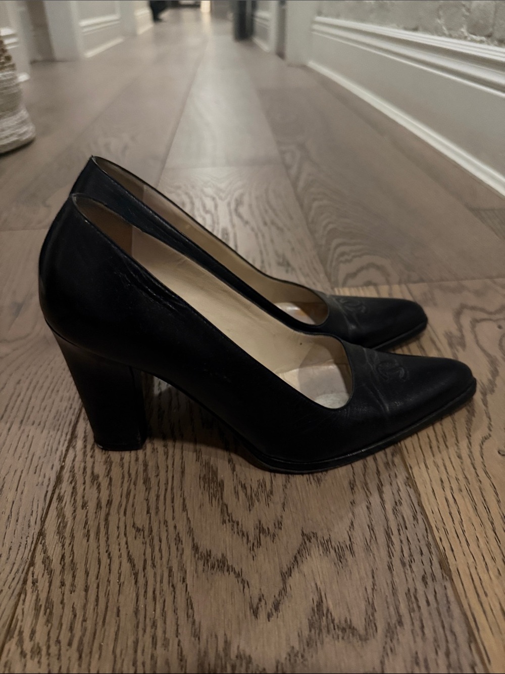 CHANEL Black Leather Pointed-Toe Logo Pumps - Picture 4 of 6